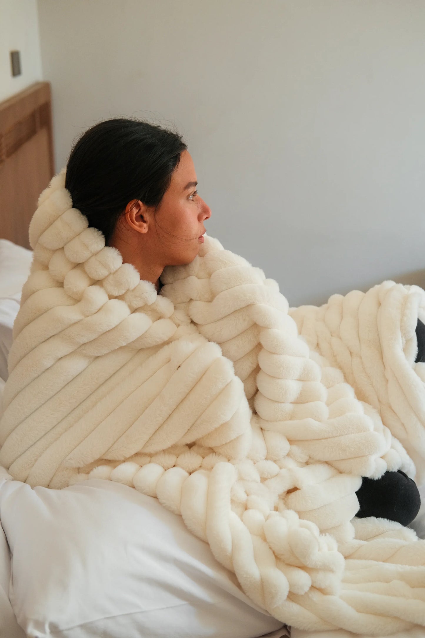 Off-White Ribbed Fluffy Throw